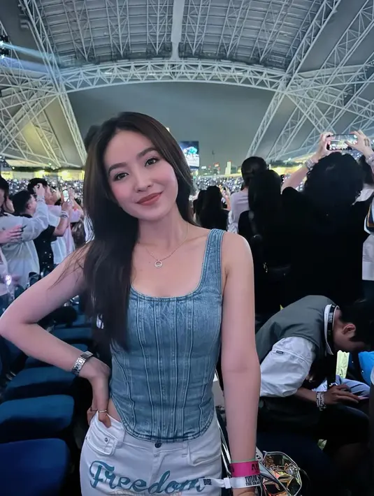 Kalau Natasha Wilona tampil dengan corset top denim dan long pants warna putih yang menjadi ciri khas album Taylor Swift era 1989. [@natashawilona]