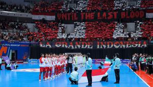 Indonesia hanya mampu mencetak empat gol dari enam penendang, sementara Iran tampil lebih efektif dengan memasukkan lima dari enam kesempatan. Tampak dalam foto, pendukung Timnas Futsal Indonesia saat memberikan dukungan kepada Garuda Asia saat melawan Iran pada final Piala Asia Futsal 2026 di Indonesia Arena, Kompleks Gelora Bung Karno, Senayan, Jakarta, Sabtu (7/2/2026). (Bola.com/Bagaskara Lazuardi)