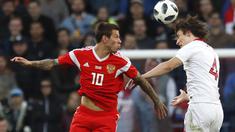 Duel pemain Russia, Fyodor Smolov (kiri) dan pemain Turki, Caglar Soyuncu pada laga uji coba di VEB Arena stadium, Moskow, Rusia, (5/6/2018). Rusia bermain imbang 1-1. (AP/Pavel Golovkin)