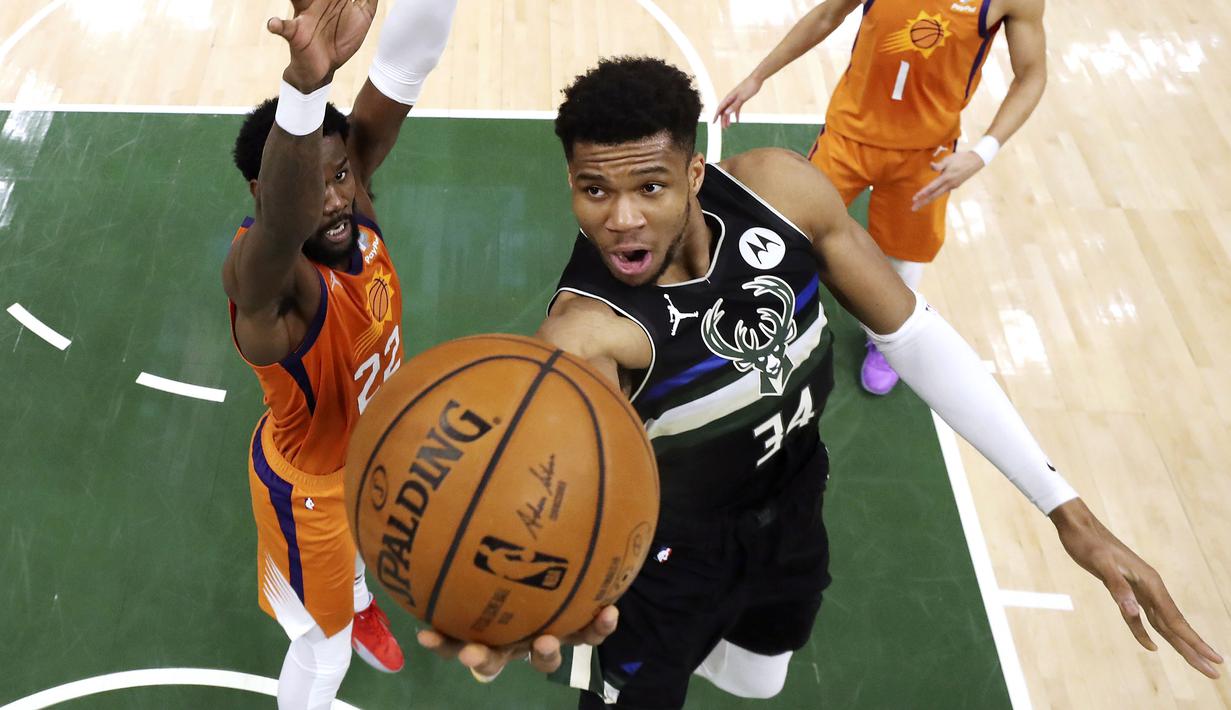 Gim keenam berlangsung seru. Pada kuarter pertama, Milwaukee Bucks mampu mengawali pertandingan dengan baik. Forward andalan Bucks, Giannis Antetokounmpo berhasil sumbangkan 10 poin. Bucks menutup kuarter pertama dengan skor 29-16 atas Suns. (Foto: AP/Pool/Justin Casterline)