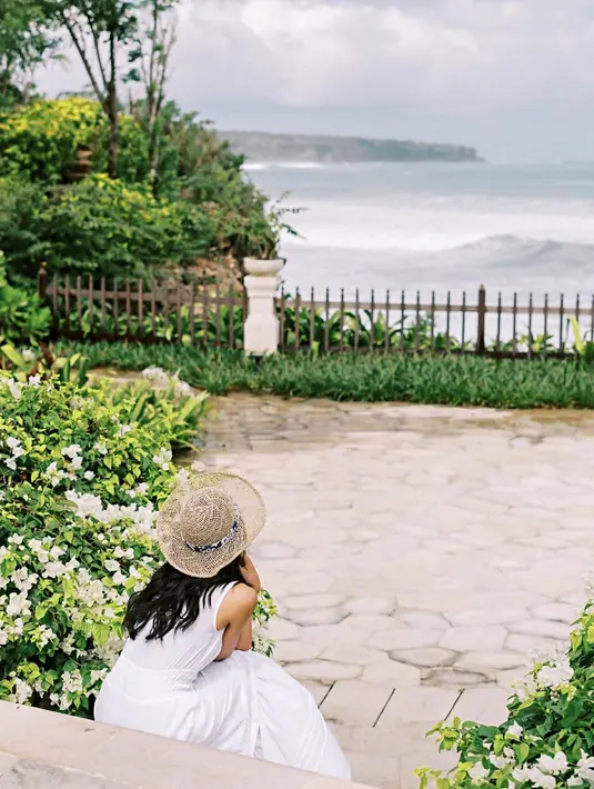 Liburan ke Bali memang menjadi salah satu destinasi wisata pilihan para selebriti Indonesia dalam berbagai kesempatan. Baik itu liburan keluarga maupun 
 untuk bulan madu. Bali selalu menjadi tempat indah untuk menghabiskan waktu berharga bersama orang tersayang. (Liputan6.com/IG/@maudyayunda)