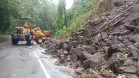Pembersihan salah satu ruas jalan di Sulut akibat material longsor yang terjadi pada, Jumat (21/3/2025).