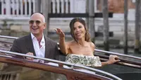 Jeff Bezos dan Lauren Sanchez (AP Photo/Luca Bruno)