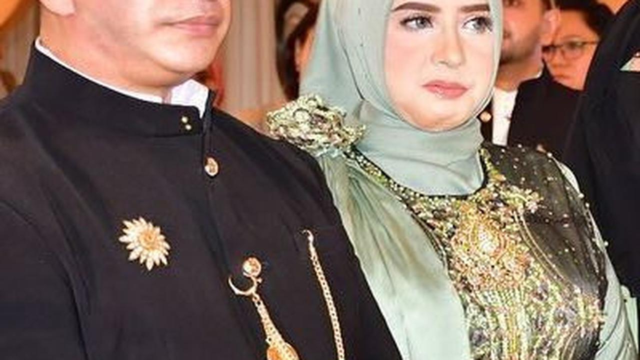 Fadia A Rafiq dikenal sebagai Bupati Pekalongan, sementara suaminya, Ashraff Abu, adalah seorang pedangdut yang terkenal dengan lagu "Sarmila" pada tahun 2000-an.