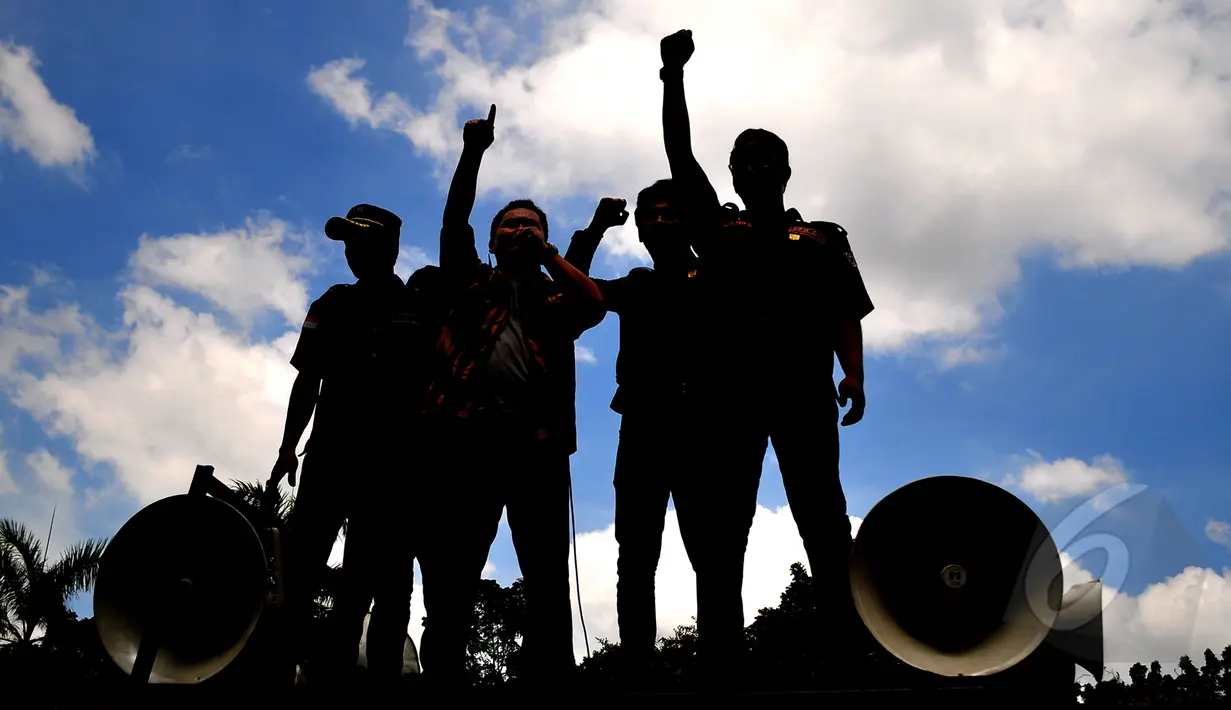 Pekat Indonesia Bersatu menggelar aksi dukungan kepada Komjen Budi Gunawan sebagai Wakapolri, Jakarta, Kamis (23/4/2015). Mereka mendukung kepemimpinan Kapolri Jenderal Pol Badrodin Haiti dan Wakapolri Komjen Pol Budi Gunawan. (Liputan6.com/Yoopy Renato)