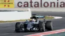 Pebalap Mercedes AMG Petronas, Lewis Hamilton mencatat waktu 1m23,622s dari 73 lap pada sesi kedua tes pramusim di Sirkuit Catalunya, Barcelona, Rabu (2/3/2016). Malam WIB. (AFP/Josep Lago)