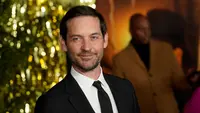 Potret Tobey Maguire Pimpin Pernikahan Mantan Istri di Hawaii