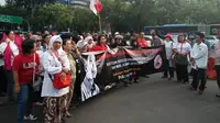 250 orang warga yang berasal dari 76 organ relawan dan organisasi massa pendukung Joko Widodo (Jokowi) berkumpul di taman pandang, merdeka barat didepan Istana Negara