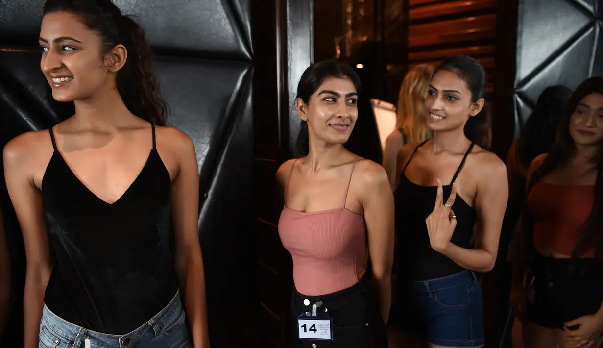 Model antre mengikuti audisi Lakme Fashion Week untuk Festival Musim Dingin 2018 di Mumbai, India, Kamis (28/6). Ajang peragaan busana Lakme Fashion Week 2018 sendiri akan digelar pada 22-26 Agustus 2018. (AFP PHOTO / Indranil MUKHERJEE)