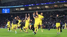 Para pemain Inter Milan melakukan selebrasi usai melawan FC Porto pada pertandingan leg kedua babak 16 besar Liga Champions di Stadion Dragao, Porto, Portugal, 14 Maret 2023. Laga berakhir imbang tanpa gol sehingga Inter Milan melaju dengan hasil agregat 1-0. (AP Photo/Luis Vieira)