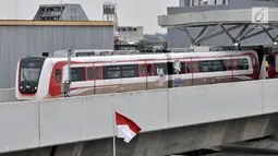 Rangkaian kereta LRT rute Kelapa Gading-Velodrome saat uji coba dari Stasiun Velodrome, Jakarta, Senin (25/2). Ditundanya jadwal beroperasi LRT Kelapa Gading-Velodrome dikarenakan belum selesainya pembangunan signal dan depo. (Merdeka.com/Iqbal S Nugroho)