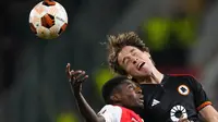 Bek Slavia Praha, Oscar Dorley berebut bola dengan gelandang AS Roma, Edoardo Bove pada duel matchday 4 Grup G Liga Europa 2023/2024, Jumat (10/11/2023) dini hari WIB. (AP Photo/Petr David Josek)