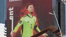 <p>Gambar besar kiper Jerman Manuel Neuer dipajang di sebuah gedung jelang Piala Dunia 2022 di Doha, Qatar, Minggu (6/11/2022). Piala Dunia 2022 akan dimulai pada 20 November 2022 hingga 18 Desember dengan menampilkan pertandingan pembuka antara tuan rumah Qatar vs Ekuador pada 20 November 2022. (Giuseppe CACACE/AFP)</p>