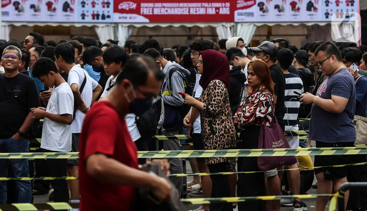 Antrean panjang terjadi pada hari ketiga penukaran tiket laga FIFA Matchday antara Timnas Indonesia vs Argentina di Wisma Serbaguna Senayan, Jakarta, Minggu (18/6/2023). (Liputan6.com/Johan Tallo)