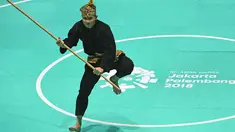 Pesilat Indonesia Sugianto tampil dalam babak final tunggal putra pencak silat seni Asian Games 2018 di Padepokan Pencak Silat TMII, Jakarta, Rabu (29/8). Sugianto berhasil meraih emas dengan nilai tertinggi 471 (ANTARA FOTO/INASGOC/Melvinas Priananda)