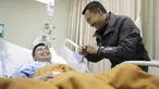 Menteri Pemuda dan Olahraga Imam Nahrawi menjenguk mantan Petinju legendaris Indonesia, Ellyas Pical di RS Harapan kita, Jakarta, Sabtu (18/2). Ellyas Pical menjalani perawatan akibat terkena serangan jantung. (Dok. Humas Kemenpora)