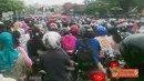 Citizen6, Banten: Setiap pagi di Jalan Raya Tambak, Serang, Banten, terjadi kemacetan sejak pukul 05.00 WIB. Karyawan yang melintasi jalur ini berjumlah ratusan ribu sehingga terpaksa jalan kaki sejauh satu hingga dua km. (Pengirim: Gunawan Yusuf)
