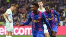 Satu-satunya gol Barcelona diciptakan oleh Ansu Fati pada menit ke-70. Berawal dari bola crossing Oscar Minguesa yang membentur salah satu pemain Dynamo Kiev di kotak penalti, pemain kelahiran 2002 tersebut sukses menyambar bola lewat tendangan setengah volinya. (AFP/Sergei Supinsky)