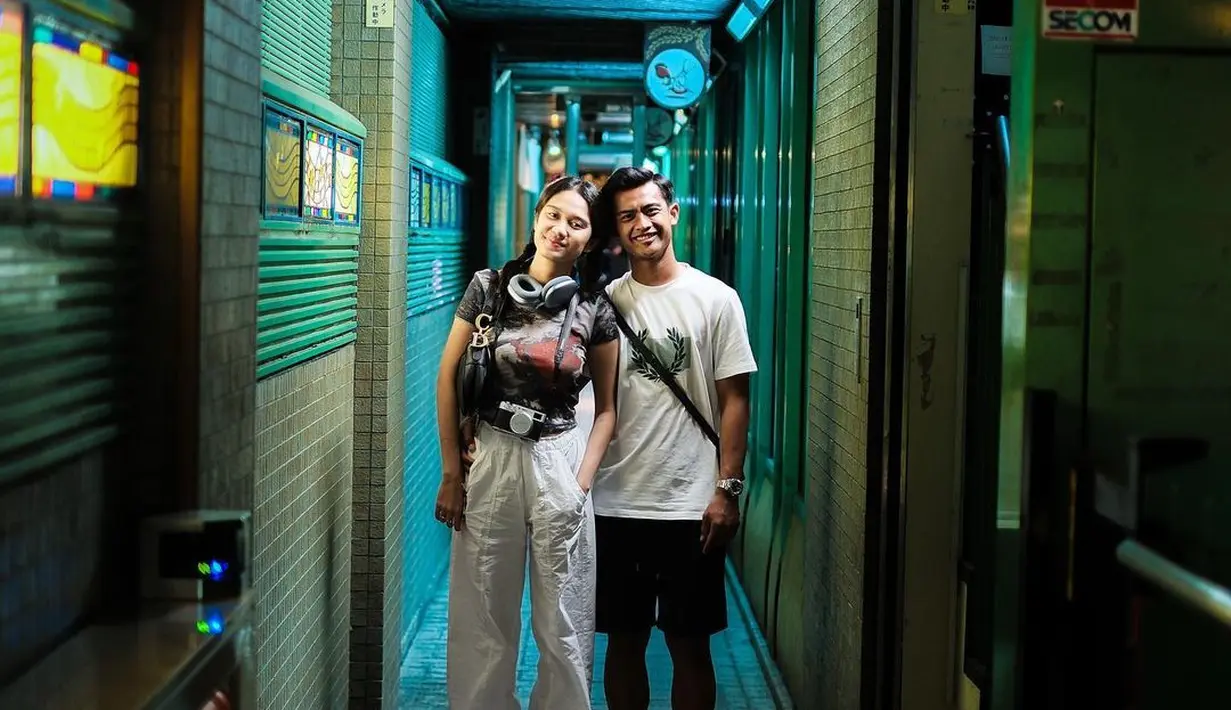 Azizah atau Zize mengenakan kaus bermotif warna hitam yang dipadukan jogger pants warna putih. Sementara Arhan tampil dengan kaus putih dan celana pendek hitam. [@pratamaarhan8/@azizahsalsha_]