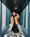 Ide outfit musim dingin yang kece, padukan cardigan panjang dengan turtleneck dan pleated buttoned skirt. Aksesori berupa bucket hat dan sepatu boots memaksimalkan tampilanmu. (Instagram/sarwendah).