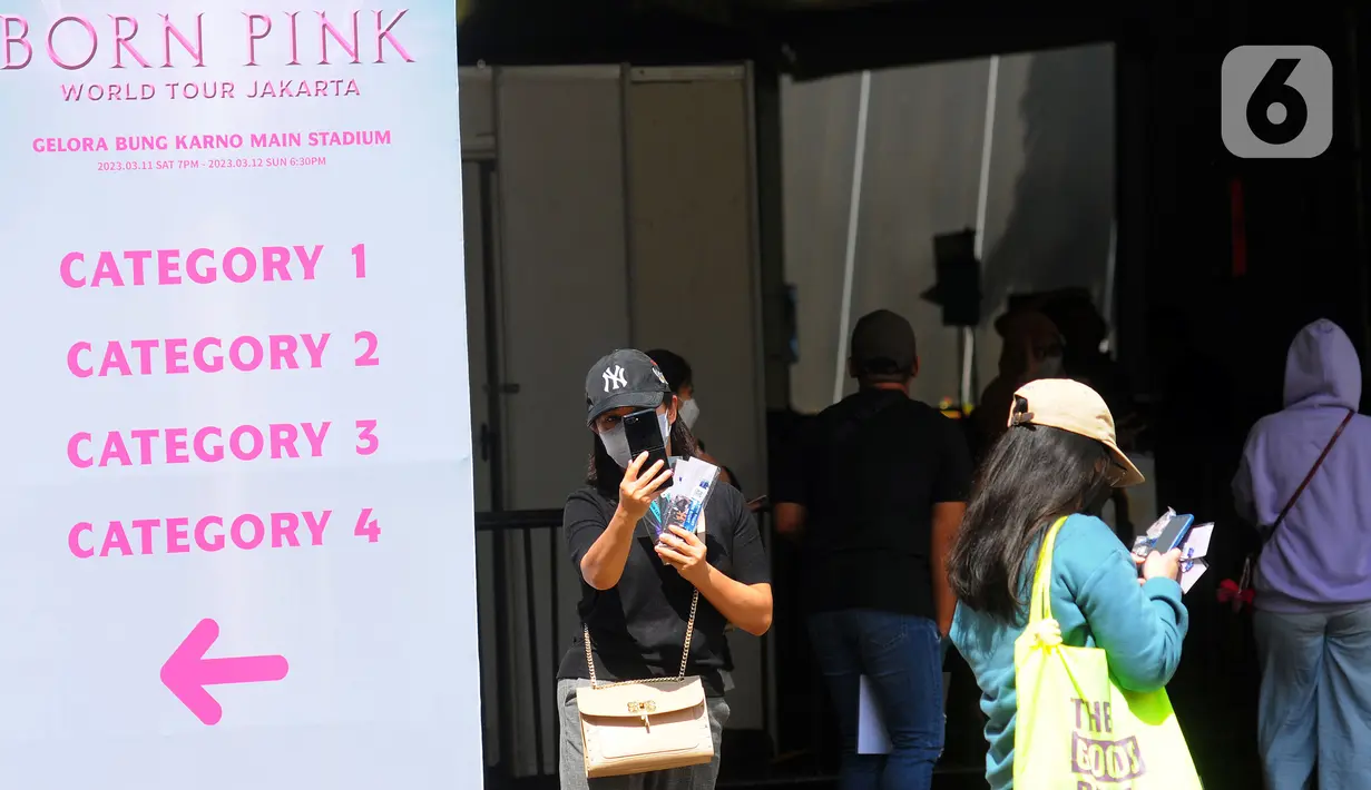 Suasana tempat penukaran tiket konser Blackpink di Stadion Utama Gelora Bung Karno (SUGBK), Jakarta, Kamis (9/3/2023). Konser bertajuk Blackpink World Tour [Born Pink] Jakarta dijadwalkan akan berlangsung pada tanggal 11 dan 12 Maret 2023. (merdeka.com/Imam Buhori)