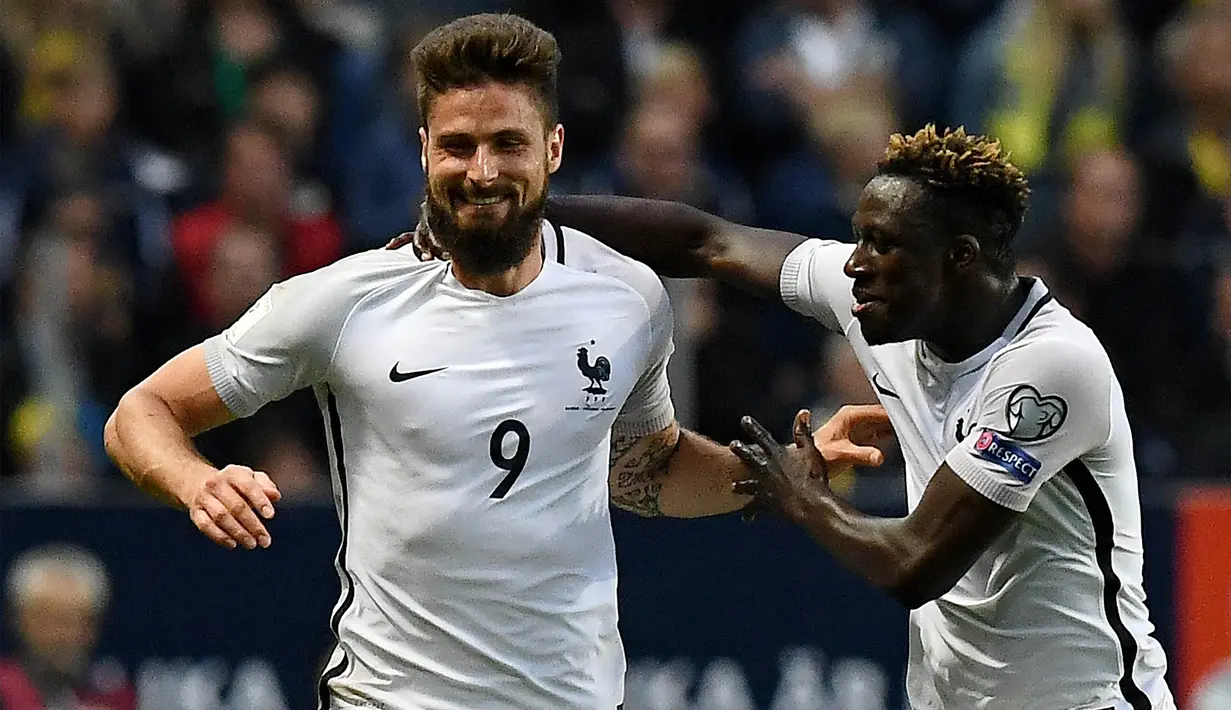 Striker Prancis, Olivier Giroud, merayakan gol yang dicetaknya ke gawang Swedia pada laga kualifikasi Piala Dunia 2018 di Stadion Friends Arena, Solna, Jumat (9/6/2017). Swedia menang 2-1 atas Prancis. (AFP/Franck Fife)