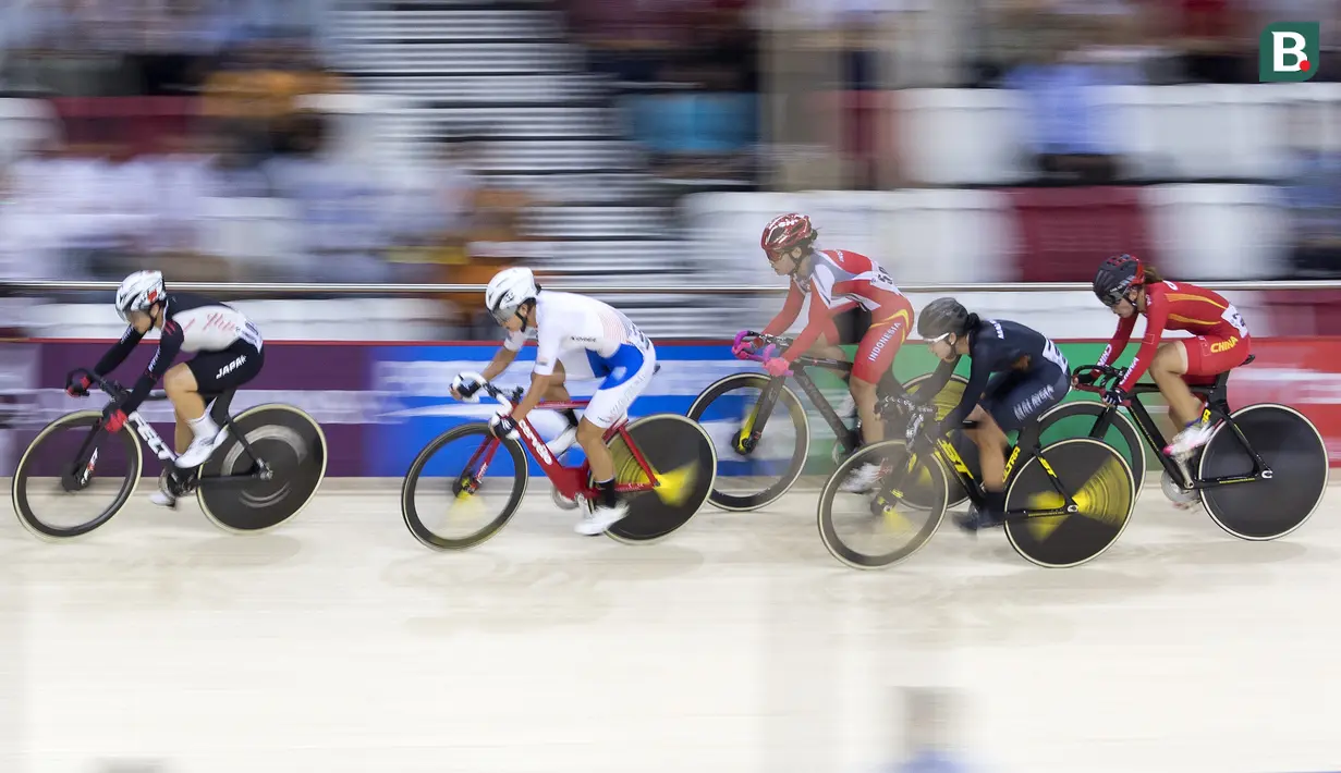 Delia Ayustina Priatna pebalap Indonesia bertarung di cabang balap sepeda trek nomor omnium putri pada Asian Games 2018 di Velodrome, Jakarta, Rabu (29/8/2018). (Bola.com/Peksi Cahyo)