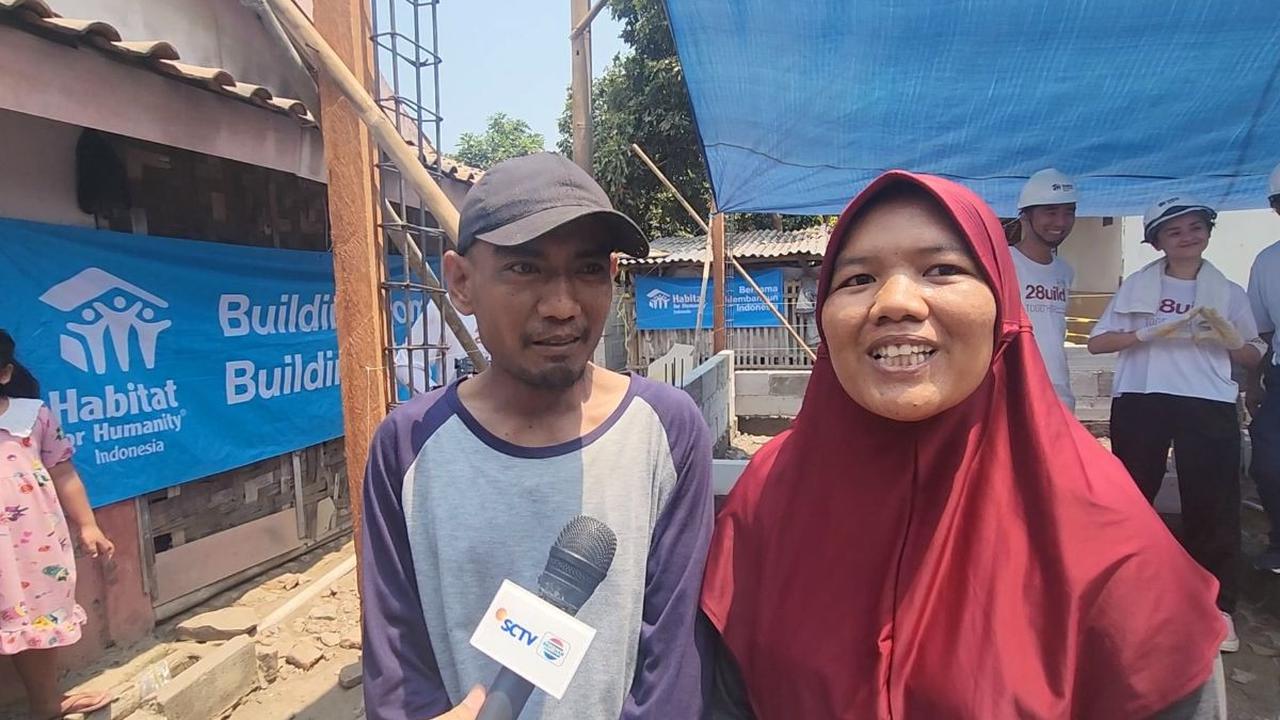 Kartubi selama ini tidak bisa merenovasi rumahnya karena penghasilannya sebagai buruh harian lepas tidak cukup untuk renovasi rumah.<br>