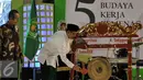 Menag, Lukman Hakim Saifuddin disaksikan Wakil Ketua KPK Zulkarnain memukul gong saat acara Penandatanganan komitmen berintegritas, Jakarta, Senin (15/6/2015). (Liputan6.com/Johan Tallo)