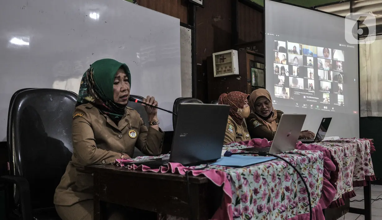 Guru menyapa murid saat MPLS Tahun Ajaran Baru 2020/2021 secara daring di SDN Pekayon Jaya 6, Bekasi, Jawa Barat, Senin (13/7/2020). Pihak sekolah menunda awal kegiatan belajar Tahun Ajaran Baru 2020/2021 secara tatap muka. (merdeka.com/Iqbal S. Nugroho)