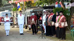 Warga Rt 06 Rw 10 mengikuti upacara HUT ke-75 Kemerdekaan RI di Kelurahan Ciater, Serpong, Tangerang Selatan, Senin (17/8/2020). Selain mengenakan baju adat, tak sedikit warga yang berpakaian seadanya untuk memperingati 17 Agustus dengan tetap menerapkan protokol Kesehatan. (merdeka.com/Dwi Narwoko)