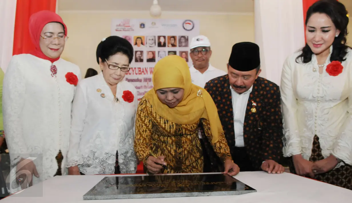 Menteri Sosial Khofifah Indar Parawansa menandatangani prasasti saat meresmikan 1000 cap tangan wanita pejuang 45 di gedung Joang, Jakarta, Jumat (15/12). Liputan6.com/Helmi Afandi)