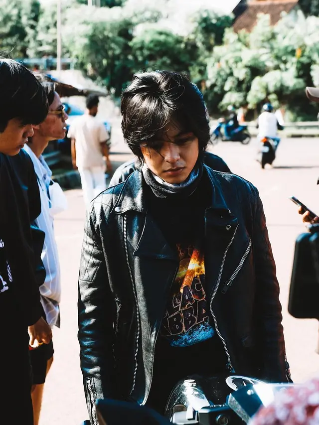 6 Gaya Angga Yunanda Jadi Ketua Geng Motor di Web Series Antares Ini Curi Perhatian