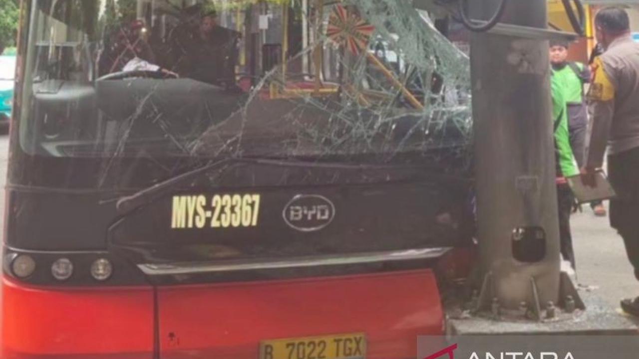 Transjakarta Siap Sanksi Tegas Pihak Lalai Usai Bus Tabrak Tiang di Pasar Minggu