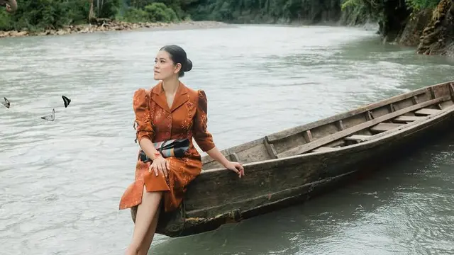 Pesona Kahiyang Ayu Jadi Model untuk Promosikan Kerajinan Daerah Sumut. [@ayanggkahiyang]