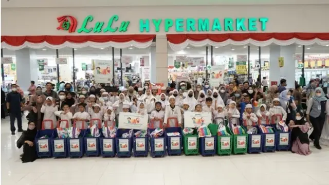 Keutamaan Menyantuni Anak Yatim di Bulan Muharram dan Hukum Memakan Harta Anak Yatim