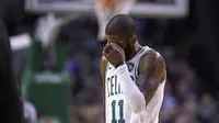 Pemain Boston Celtics, Kyrie Irving (11) kecewa setelah gagal mencetak poin saat melawan New Orleans Pelicans pada laga NBA basketball game di TD Garden, Boston, (16/1/2018). Celtics kalah 113-116. (AP/Charles Krupa)