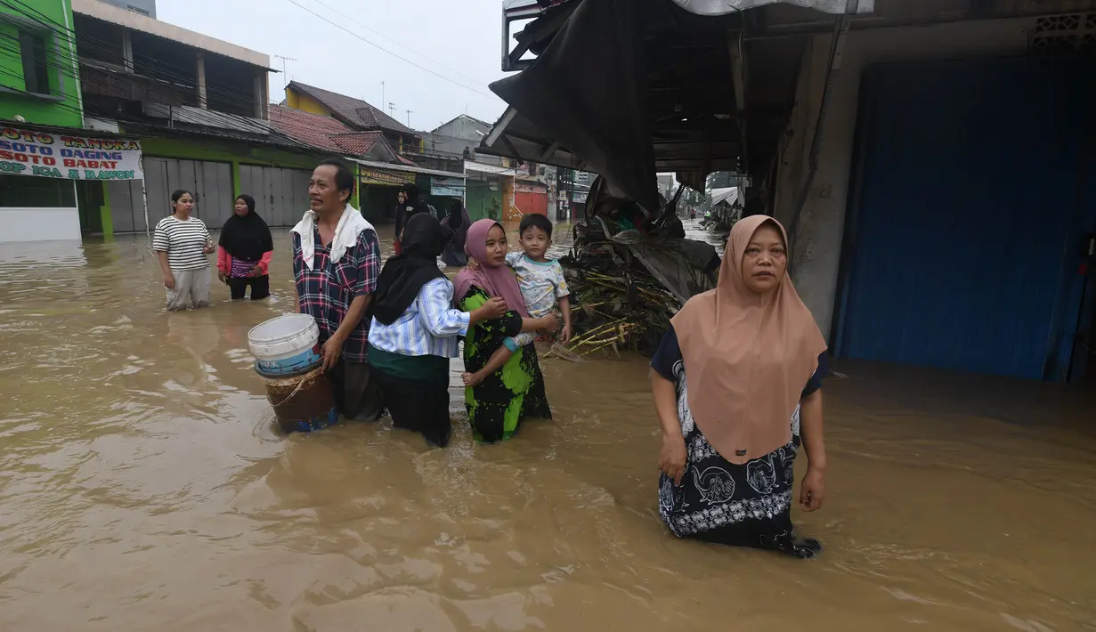 Sejumlah warga tak sempat menyelamatkan diri ke luar wilayah tersebut. (merdeka.com/Arie Basuki)