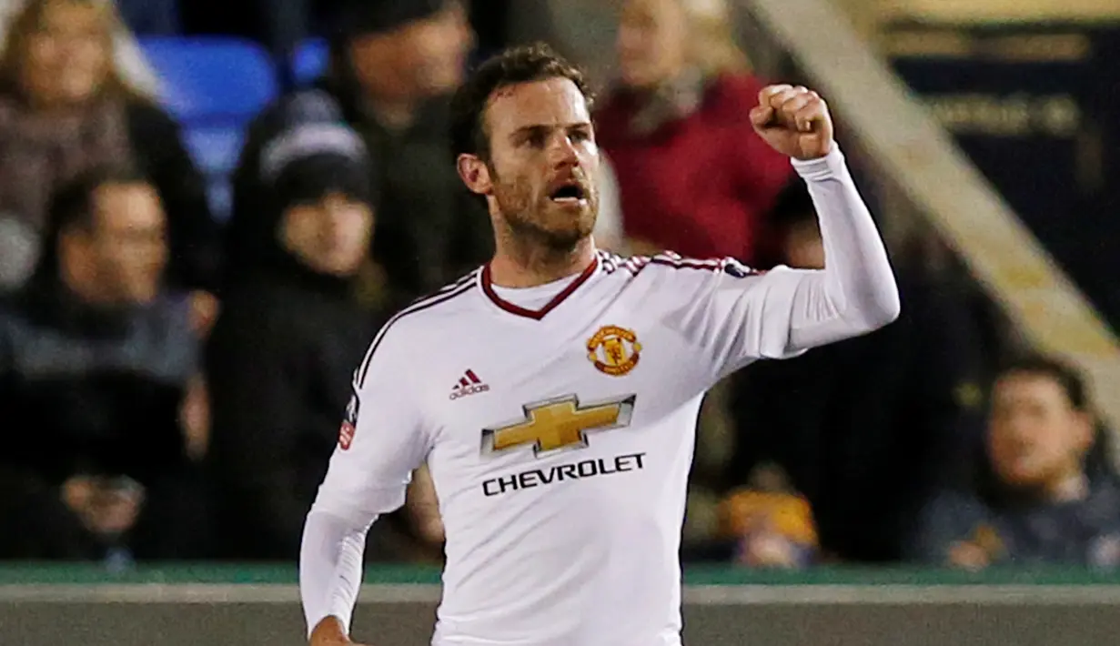 Ekspresi pemain MU, Juan Mata, setelah mencetak gol ke gawang Shrewsbury Town pada putaran kelima Piala FA di Stadion Greenhous Meadow, Shrewsbury, Selasa (23/2/2016) dini hari WIB. (Reuters/Andrew Yates)