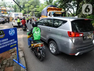 Polantas Polres Depok menggelar Operasi Gabungan Tertib Administrasi Kendaraan Bermotor (KBM) Kendaraan Tidak Mendaftar Ulang (KTMDU) 2022 di Jembatan Panus, Depok, Jawa Barat, Kamis (9/6/2022). Ratusan kendaraan bermotor yang belum membayar pajak atau kendaraan tidak melakukan daftar ulang (KTMDU) terjaring dalam razia yang dilakukan Sistem Administrasi Manunggal Satu Atap (Samsat) Depok ini. (merdeka.com/Arie Basuki)