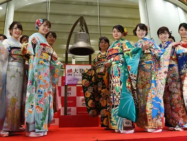 Sejumlah wanita berbaju Kimono berpose saat pembukaan Bursa Efek Tokyo di Tokyo, Jepang, Jumat (4/1). Bursa Efek Tokyo menggelar seremoni dalam pembukaan perdagangan saham 2019. (TOSHIFUMI KITAMURA/AFP)