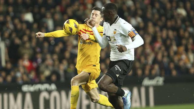 Foto: Melihat Usaha Keras Robert Lewandowski untuk Mencetak Gol, Barcelona Ditahan Imbang Valencia