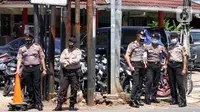 Sejumlah polisi berjaga di sekitar Pengadilan Negeri Jakarta Selatan, Senin (4/1/2021). Pengamanan ratusan aparat kepolisian dilakukan untuk mengantisipasi pergerakan masa pada saat sidang praperadilan Rizieq Shihab. (Liputan6.com/Angga Yuniar)