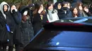 Kesedihan para fans saat mobil yang membawa jenazah Jonghyun SHINee keluar dari rumah persemayaman di Asan Hospital, Seoul menuju tempat pemakaman, Kamis (21/12). Lebih dari 300 fans berkumpul saat peti mati Jonghyun mulai dihantarkan. (JUNG Yeon-Je/AFP)