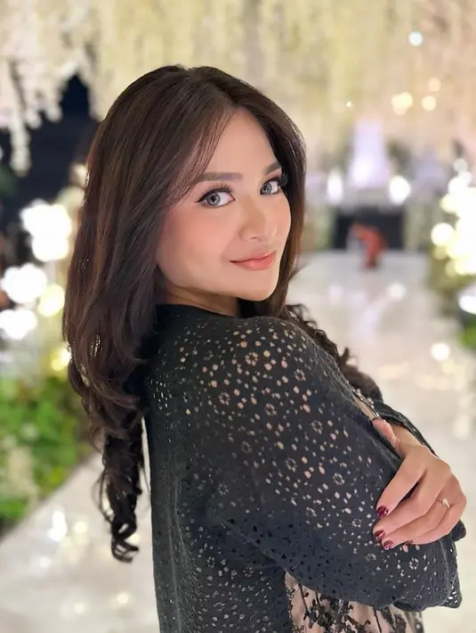 Melalui akun instagramnya, Nathali membagikan beberapa momen saat hadir di hajatan umi Pipik. [Instagram/nathalieholscher]