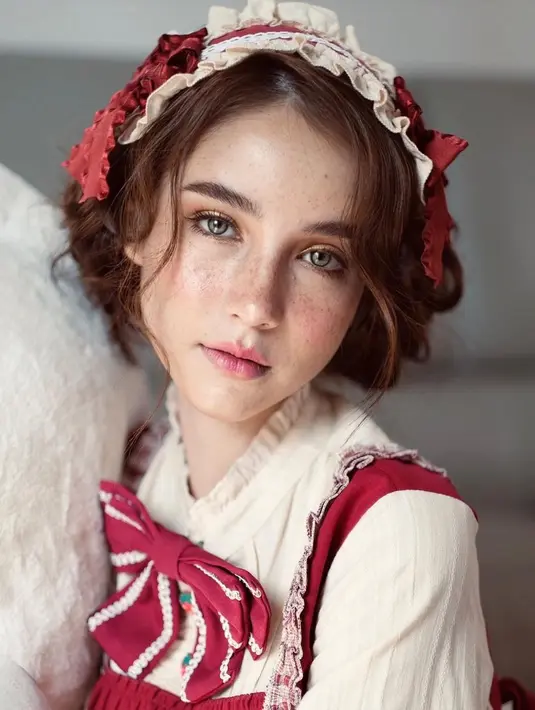 Salah satu gaya Yoshi saat pemotretan mengenakan dress dan bandana beraksen pita yang imut. [Foto: IG/yoshirinrada].