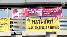 Spanduk dukungan untuk Gatot Nurmantyo terpampang di JPO Pasar Baru Jalan Dr Sutomo, Jakarta, Minggu (1/4). Terdapat tulisan "Pemimpin masa depan Indonesia 2019-2024," pada spanduk yang tidak diketahui siapa pemasangnya. (Liputan6.com/Helmi Fithriansyah)