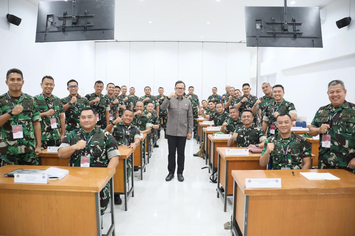 Wamendagri Bima Arya saat menjadi narasumber pada kegiatan Pelatihan Eksekutif bagi Personel TNI