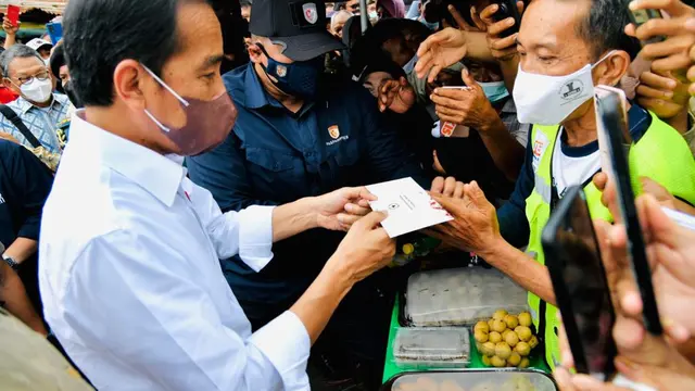 Kunjungan ke Muara Enim, Presiden Jokowi Belanja Cabai di Pasar Tradisional