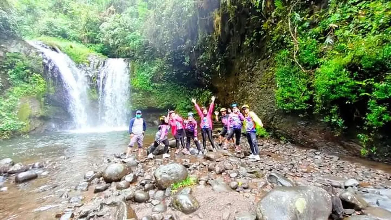 Para pengunjung terlihat riang gembira setelah menikmati sajian wisata air Curug Batu Blek Cisayong Kota Tasikmalaya, Jawa Barat.
